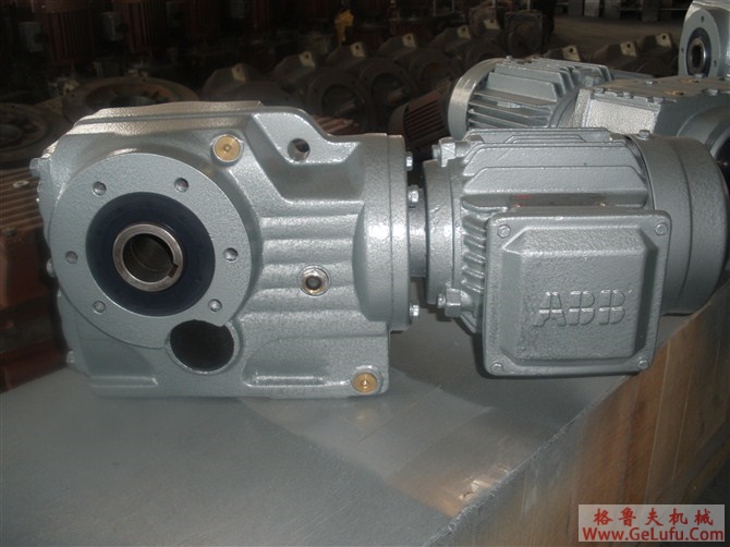 CZS型斜齿轮蜗杆减速机的技术参数表（功率为1.5KW）